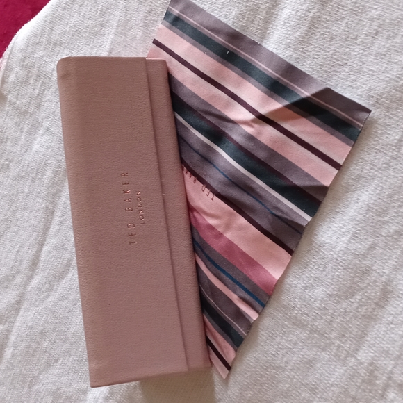 Beautiful T.B. Mirrored Sunglasses & Case - Picture 14 of 16